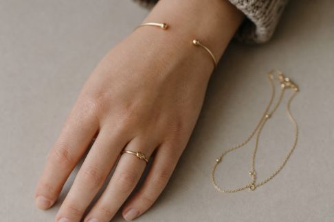 Adopter la bonne taille pour bijoux : bagues, bracelets et colliers