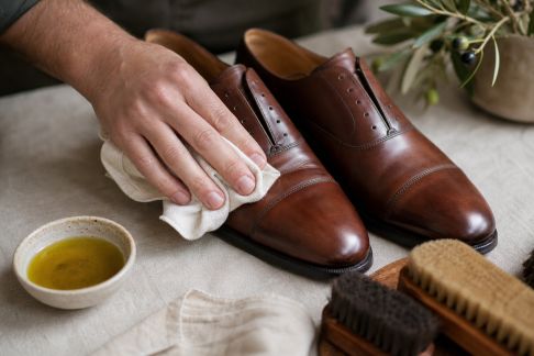 Entretenir ses chaussures en cuir sans produits chimiques : méthodes naturelles