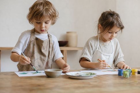 Comment habiller les enfants pour les activités créatives à la maison