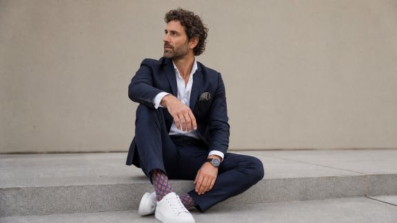 Comment moderniser son costume classique avec des accessoires tendance