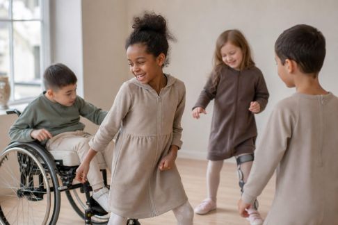 Focus sur la mode inclusive : vêtements adaptés aux enfants en situation de handicap