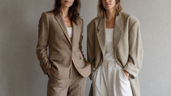 Distinguer coupe ajustée et coupe large : l’impact sur le choix de la taille