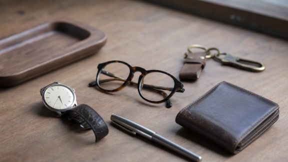 Accessoires signature : quand les petits objets racontent la personnalité d’une marque