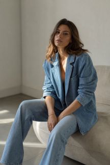 Comment porter le denim différemment dans la mode femme actuelle