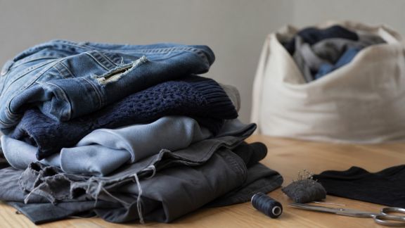 Réparer ou recycler : que faire des vêtements irrécupérables ?