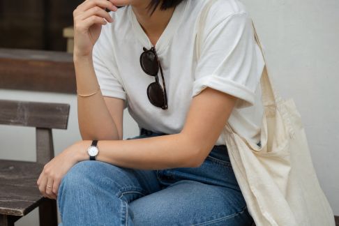 L’influence des accessoires sur la perception d’un look décontracté