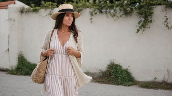 Gérer les superpositions en été : conseils pour looks femme légers