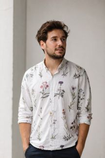 Comment adopter les motifs floraux dans la mode homme