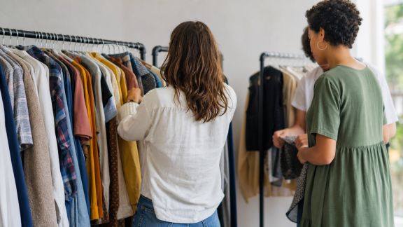 Comment organiser un vide-dressing solidaire et éco-responsable