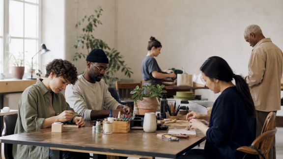 Ateliers partagés et coworking : nouvelles dynamiques pour créateurs indépendants