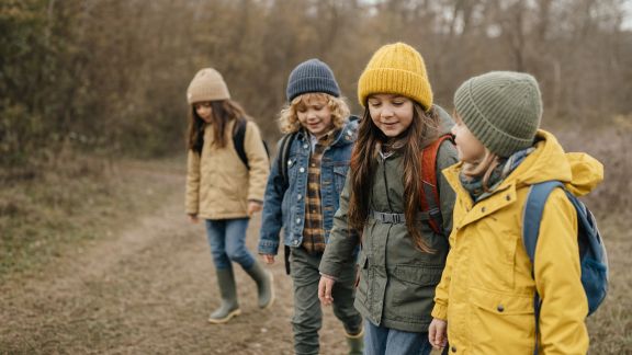 Sélection de vêtements pour enfants adaptés aux sorties nature et aventures
