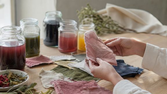 Innovations dans les teintures naturelles : vers une mode plus saine