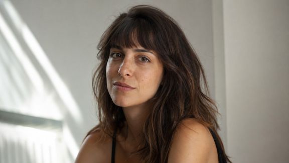 Le retour des franges : comment les adopter sans faux pas