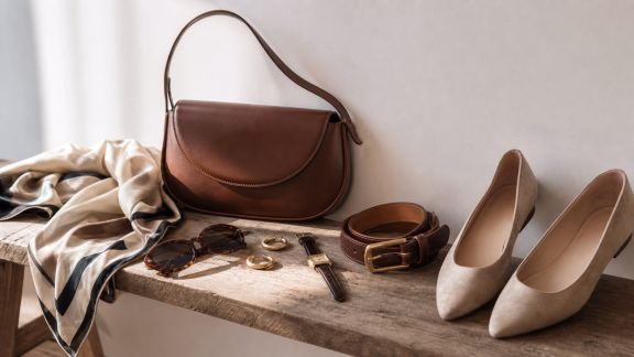 Quels accessoires choisir pour dynamiser une garde-robe capsule