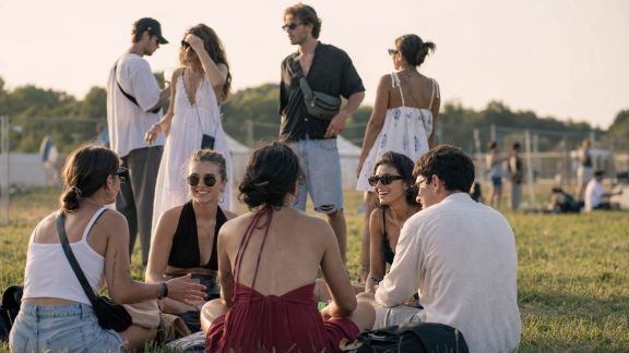 Influence des festivals sur les tendances mode de l’été